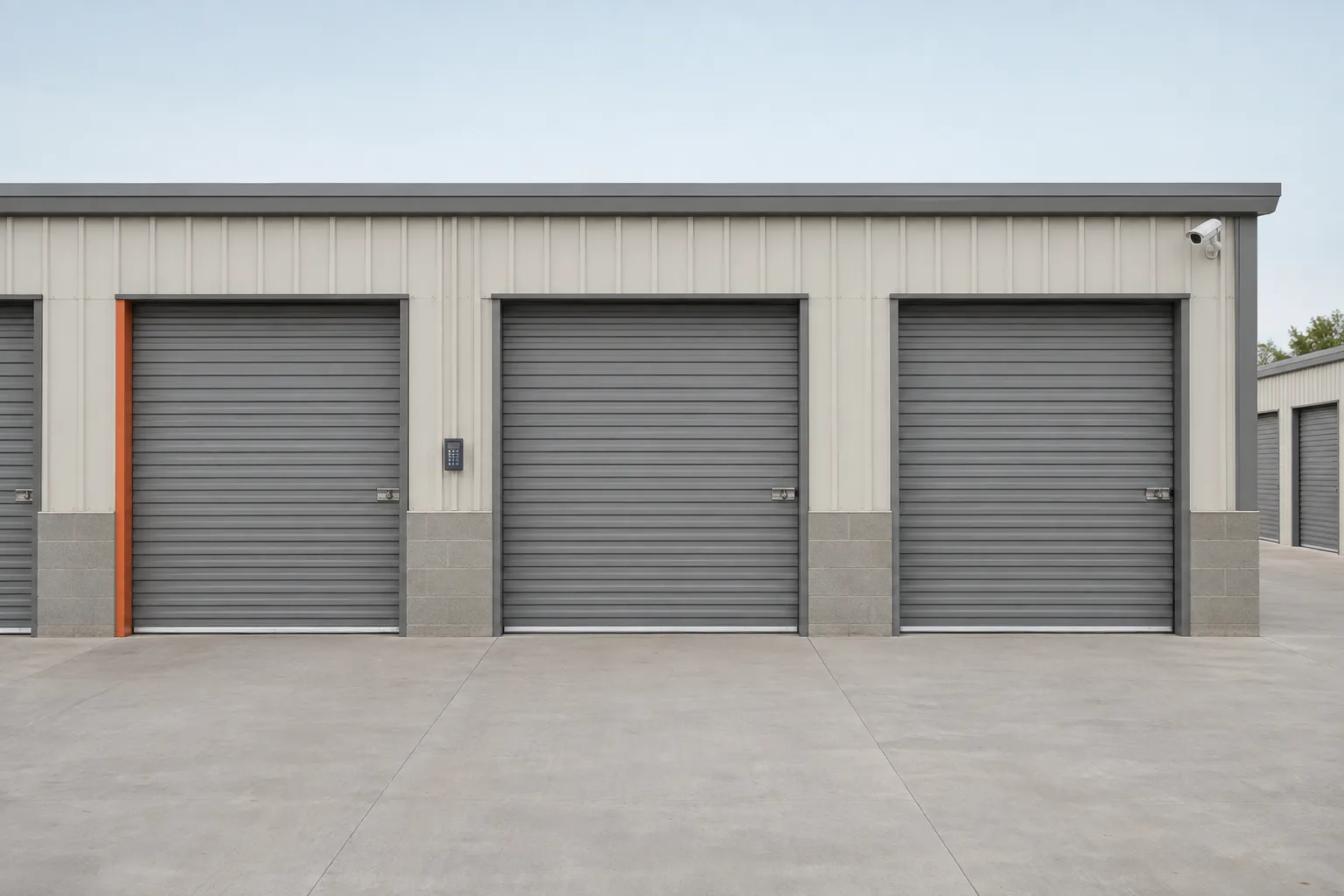 Trois grands box de stockage à portes roulantes fermées dans un garde-meuble.